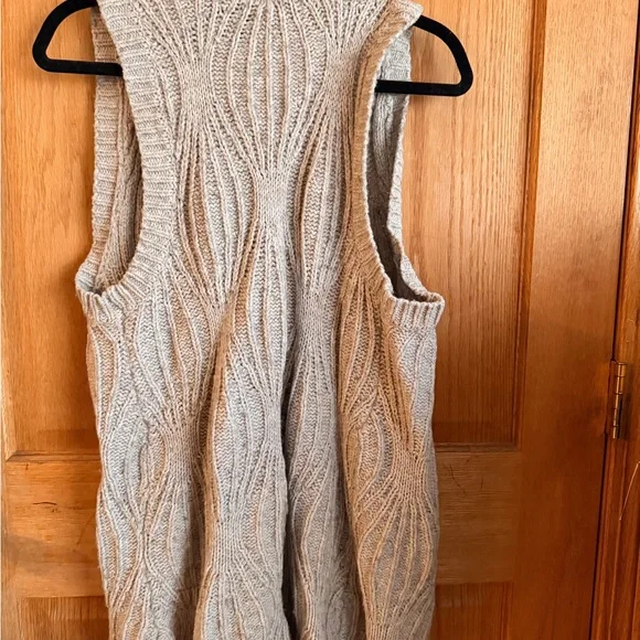 CAbi Beige Cable Knit Cardigan Vest - Picture 3 of 3